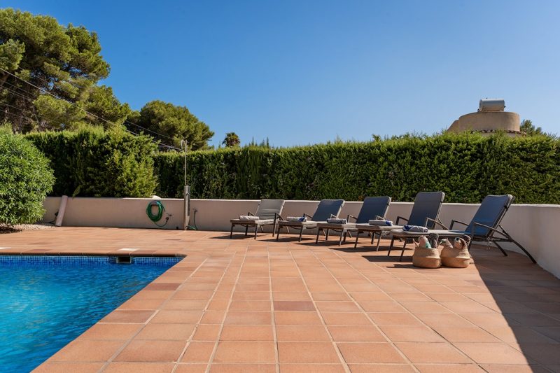 Basen ze strefą leżaków – Villa Pinyes, Jávea
